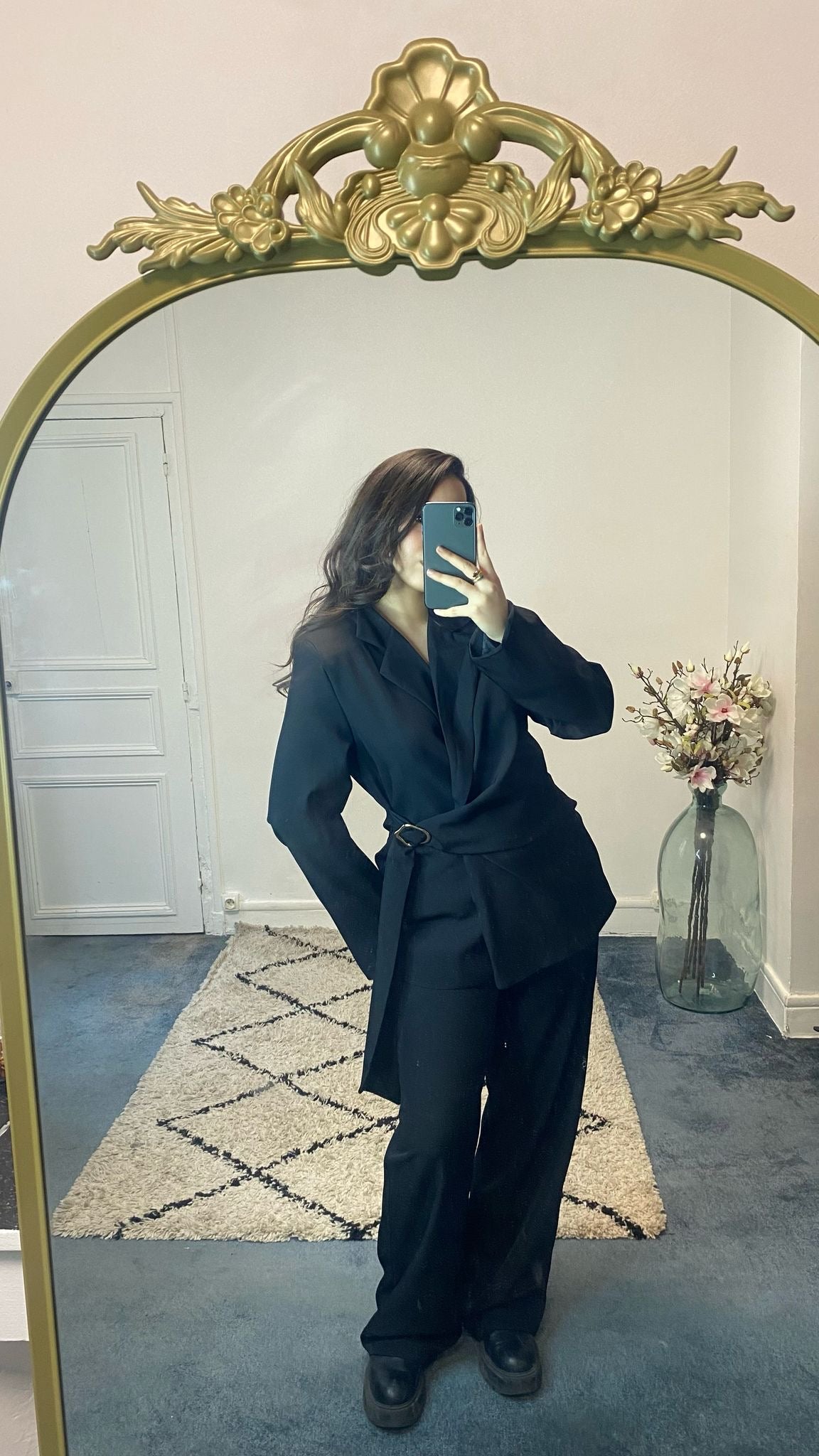 Ensemble noir drapé avec ceinture