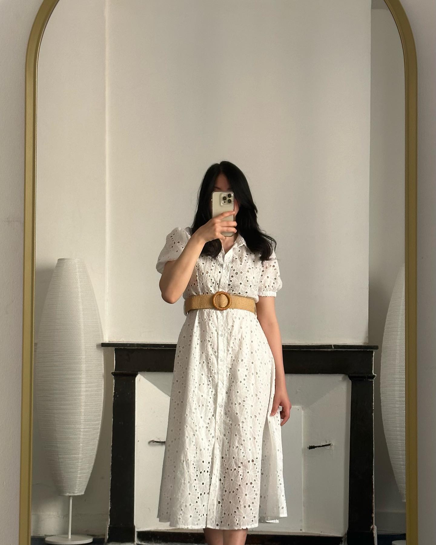 Robe blanche à ceinture