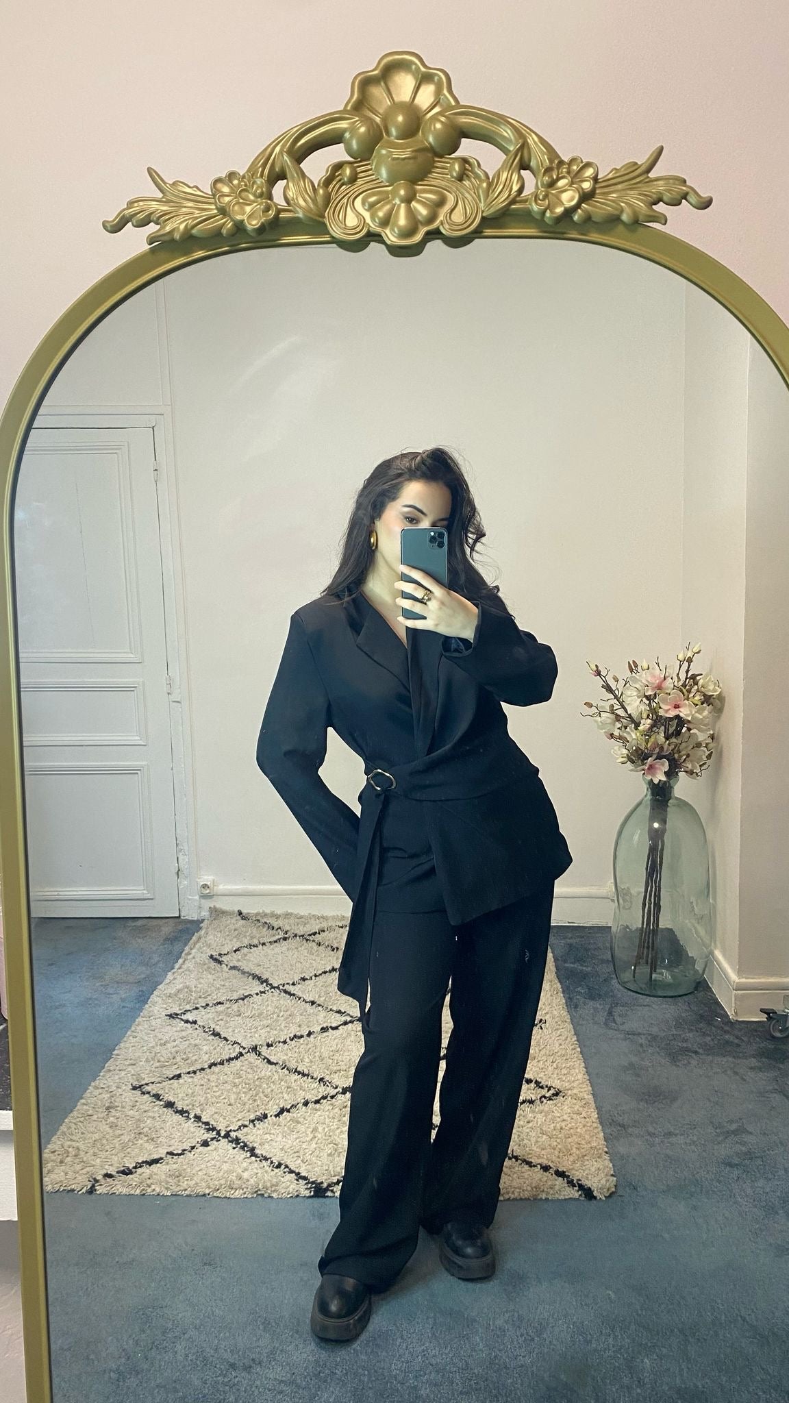 Ensemble noir drapé avec ceinture