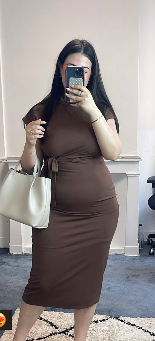 Robe gainante à nouer