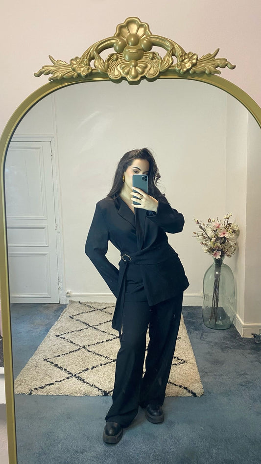 Ensemble noir drapé avec ceinture