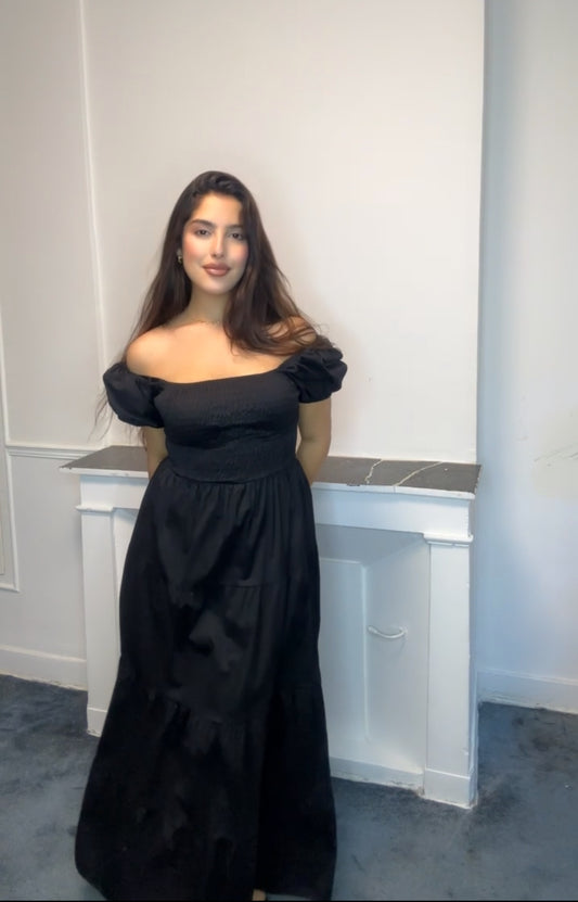 Robe noir à manches bouffantes